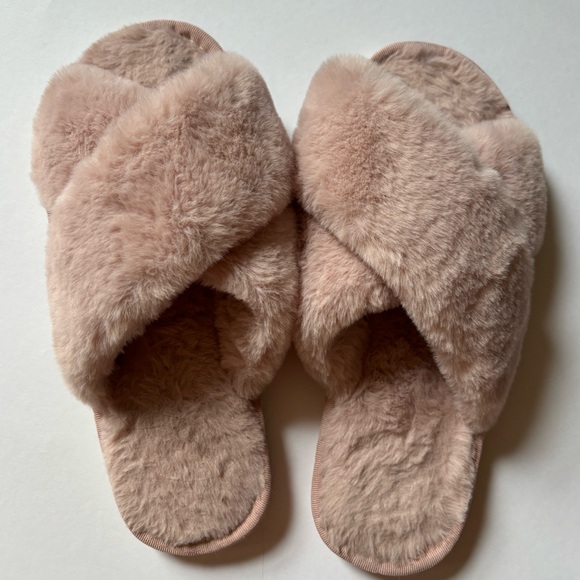Light pink fuzzy slippers - Picture 4 of 4